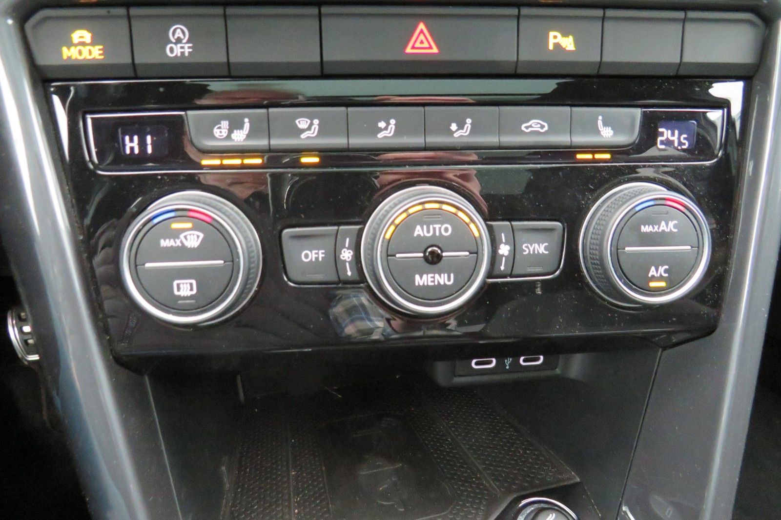 Fahrzeugabbildung Volkswagen T-Roc Sport R-LINE PANO 18`LED NAVI APP 1.HD