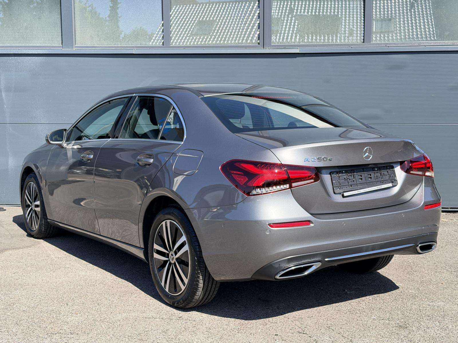 Mercedes-Benz A 250 e 8G-DCT Progressive | Pano | LED | DAB