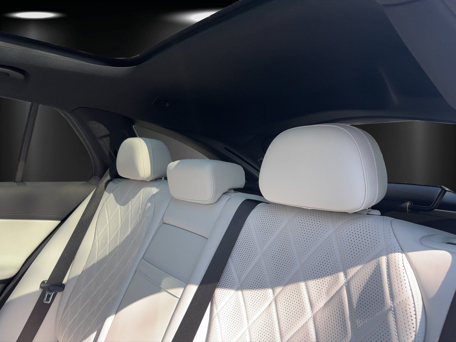 Fahrzeugabbildung Mercedes-Benz E220d T AMG Prem+ AIRMATIC Masage HYPER FahrAssi