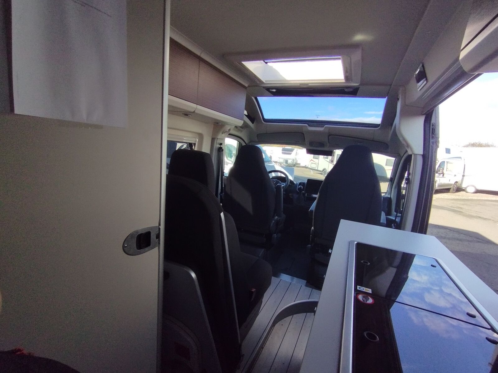 Fahrzeugabbildung Westfalia Columbus 640 E 180 PS Automatik 4.25 t Skyview