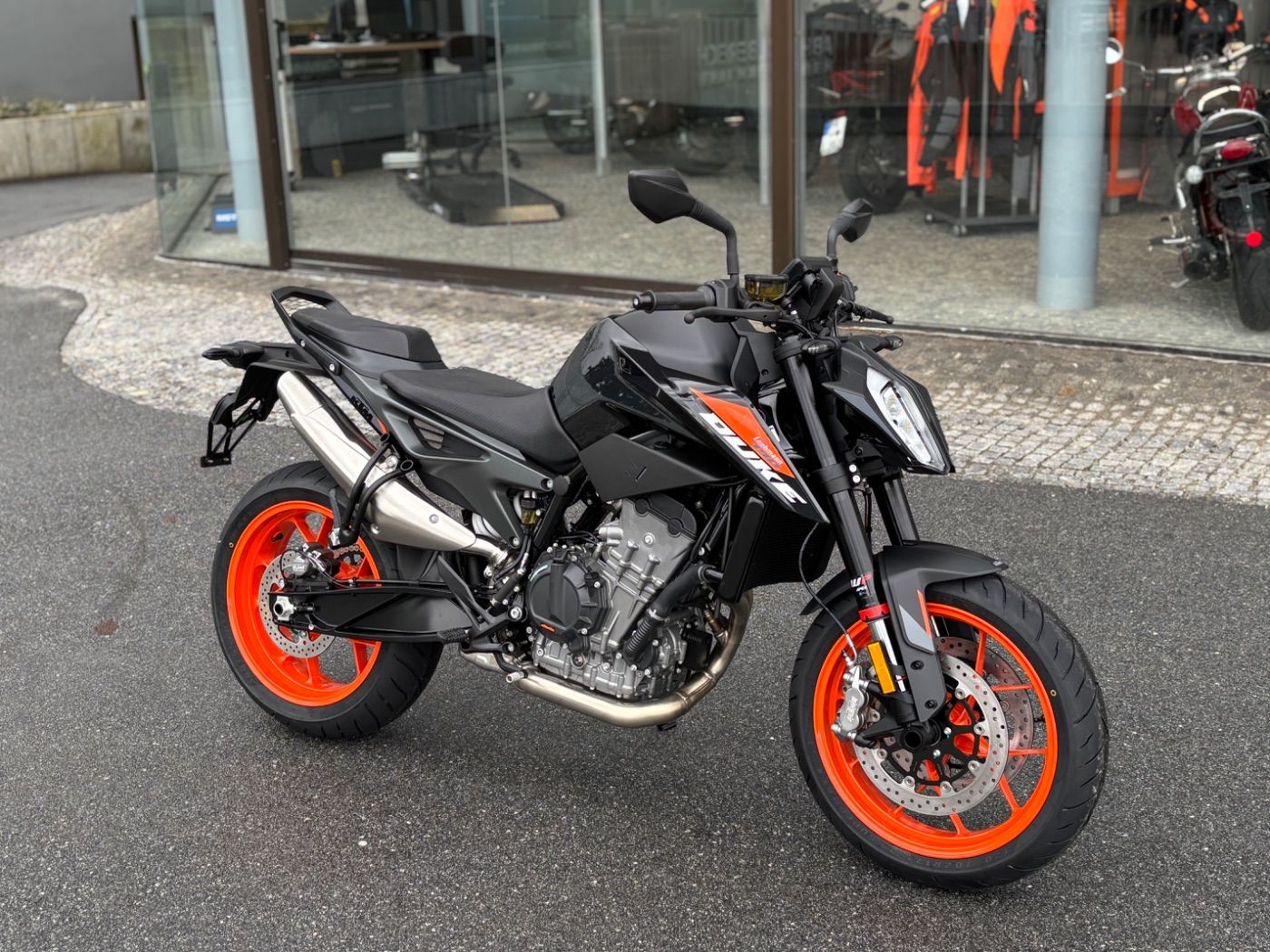 Fahrzeugabbildung KTM 790 Duke Modell 2026 mitTech Pack auch in Schwar