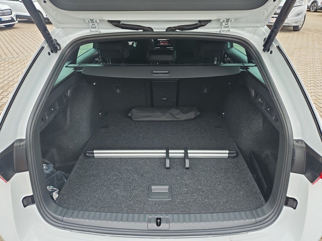 Fahrzeugabbildung SKODA Octavia Combi 2.0 TDI Sportline 4x4 DSG MATRIX
