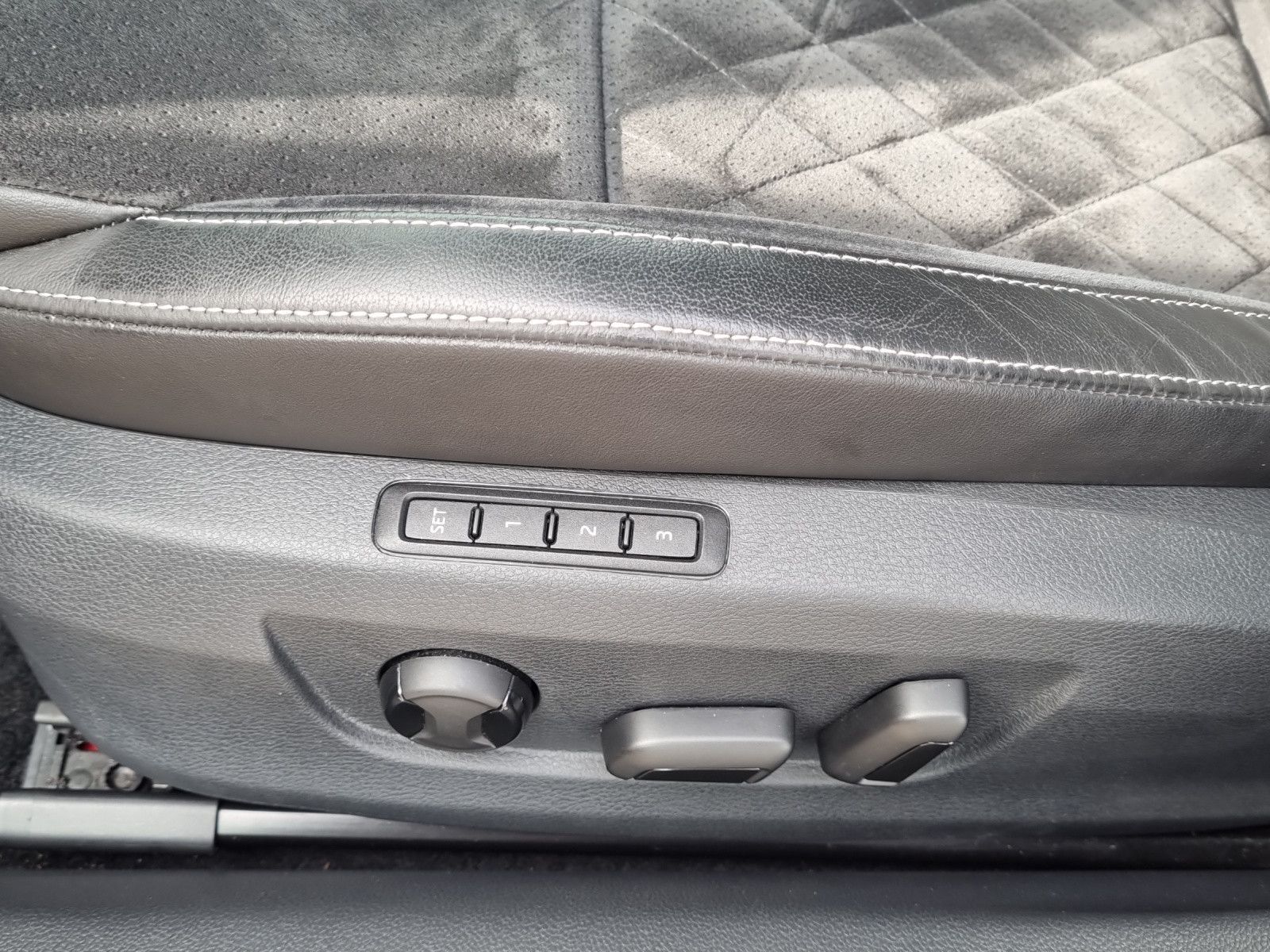 Fahrzeugabbildung SKODA Superb Lim. Sportline 4x4 2,0 TSI Pano Navi AHK