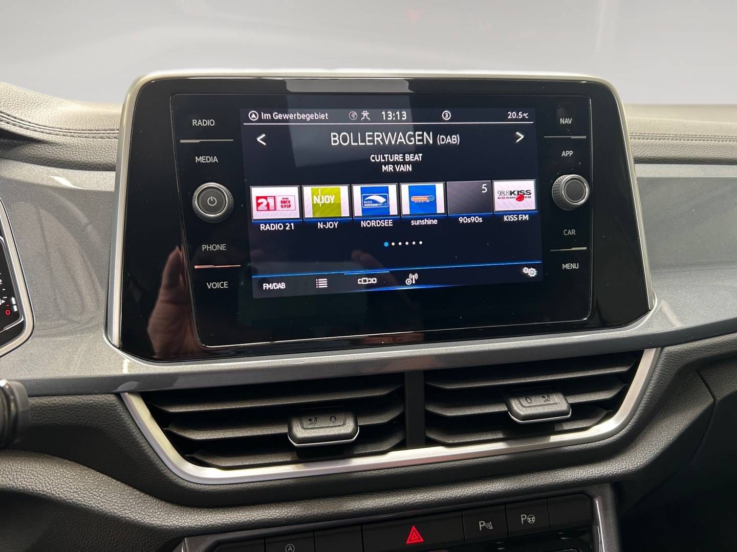 Fahrzeugabbildung Volkswagen T-Roc 1.5 TSI | CarPlay | Dachrehling | LED |