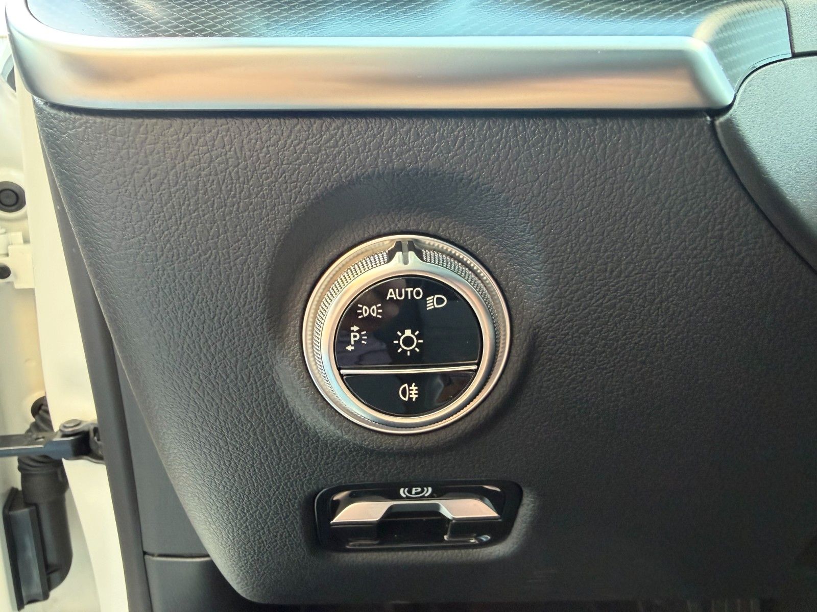 Fahrzeugabbildung Mercedes-Benz C 200 T Avantgarde+RKamera+AHK+AmbientePrem+