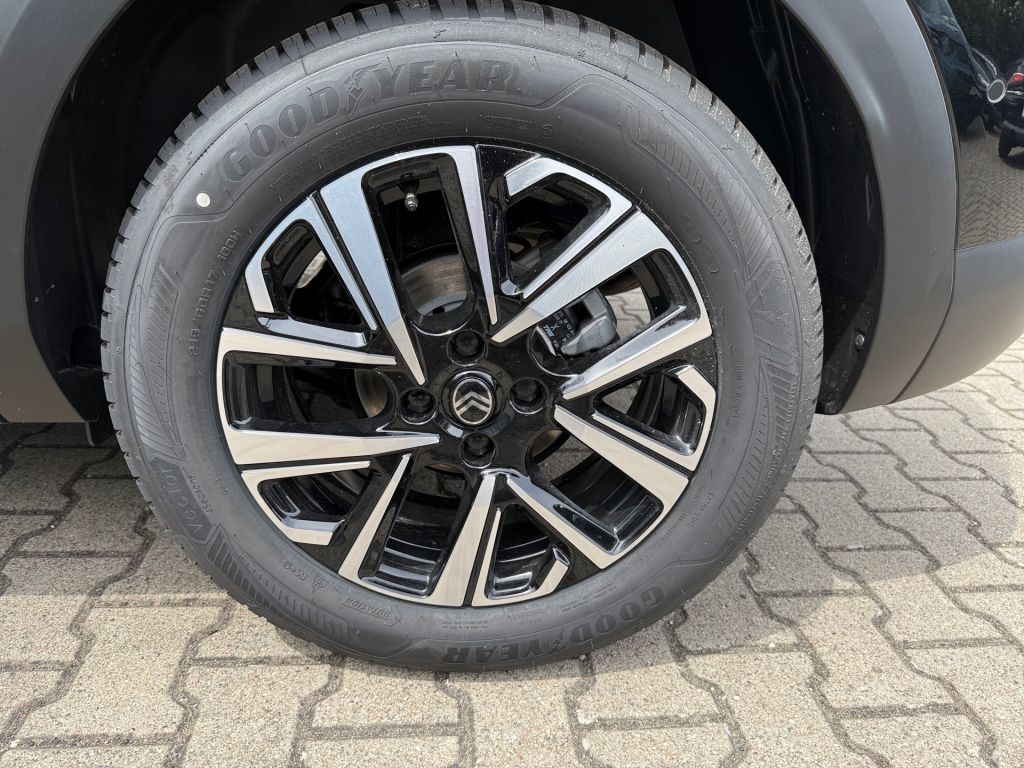 Fahrzeugabbildung Citroën C4 Hybrid 145 TEAM D * Ganzjahresreifen