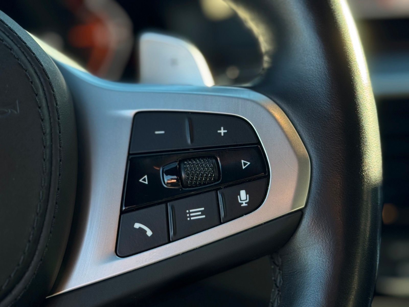 Fahrzeugabbildung BMW 530d Touring M Sport Shad HuD H&K LHZ SHZ Leder