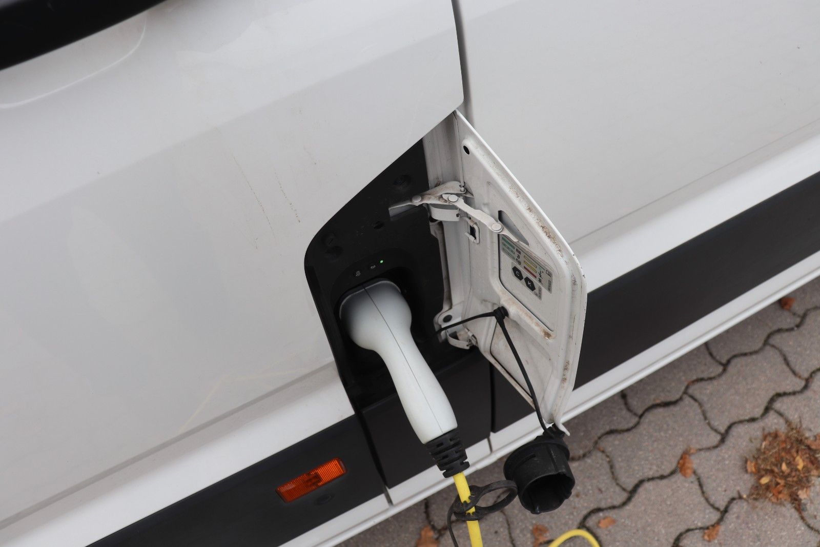 Volkswagen e Crafter mittellang Hochdach L3H3 wenig km Top imagem 3