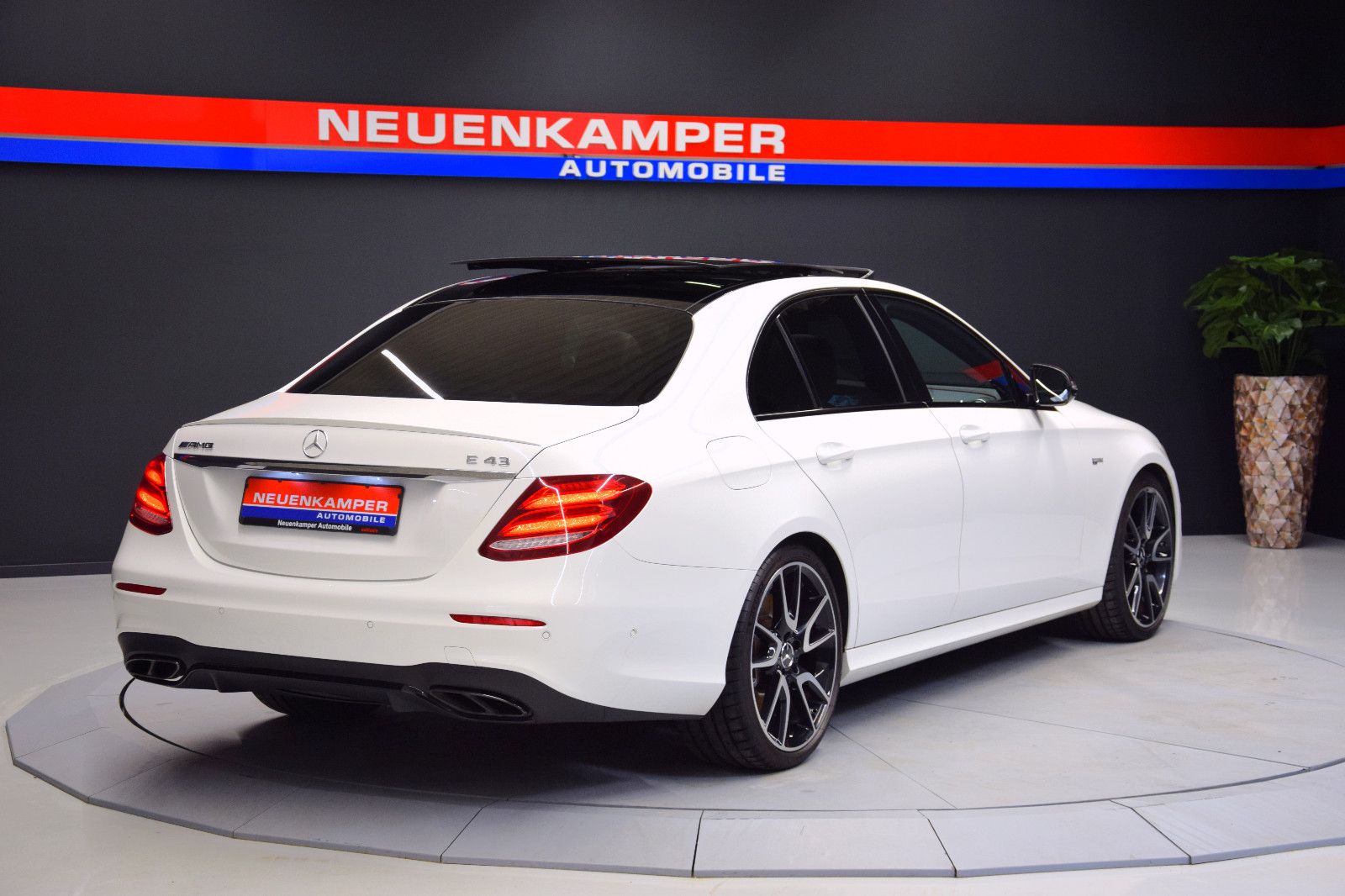 Fahrzeugabbildung Mercedes-Benz E43 AMG 4Matic Limousine Pano Burmeser Night 20"
