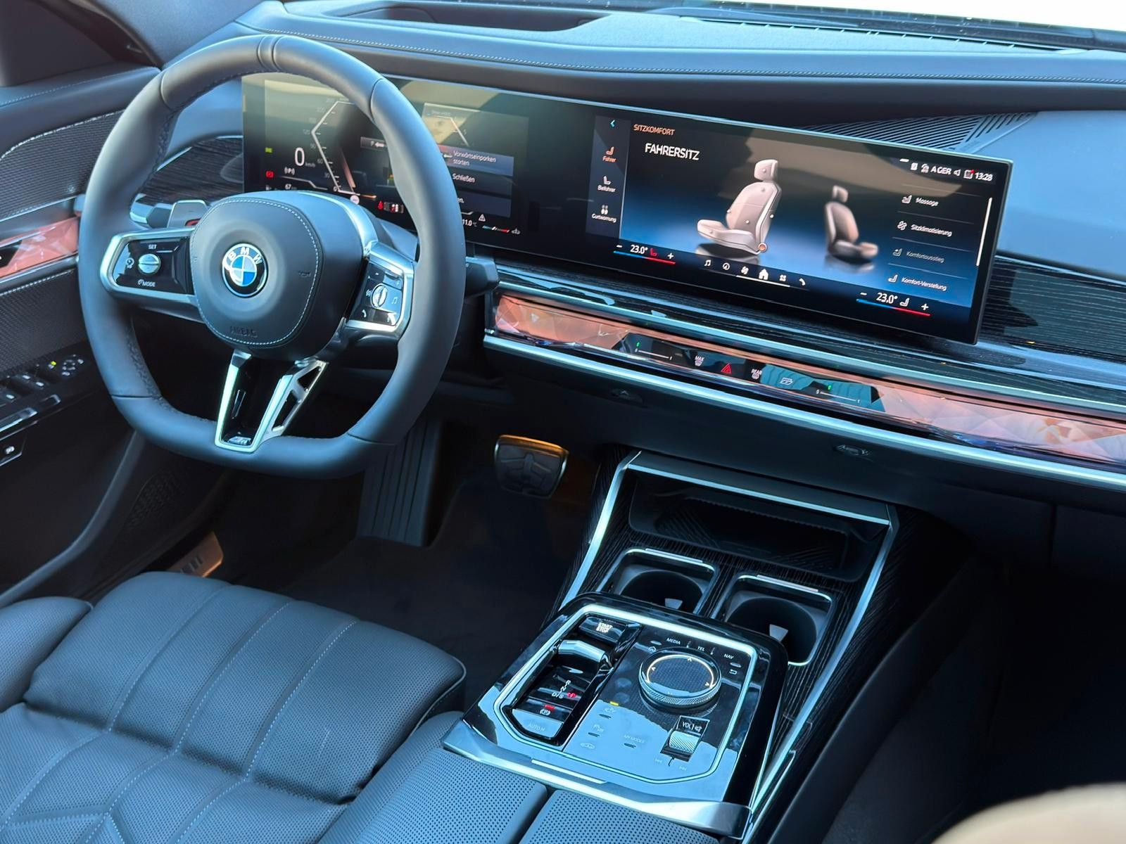 Fahrzeugabbildung BMW 740 d xDrive M Sport Pro*B&W*MASS*PAN*STHZ*CON*