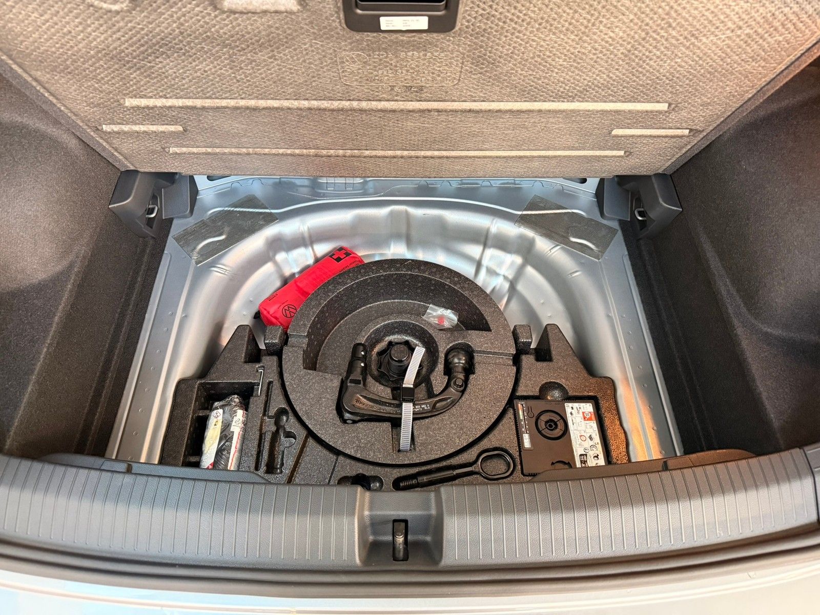 Fahrzeugabbildung Volkswagen T-Roc 1,5 TSI R-Line DSG + AHK + IQ.Light + Navi