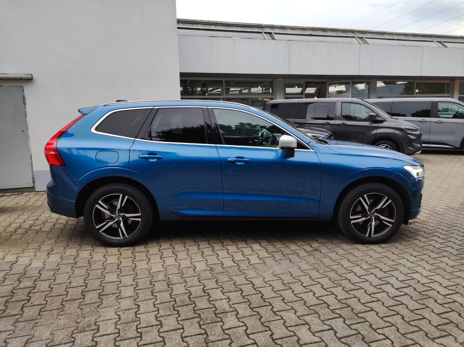 Volvo XC60 R Design PHEV AWD PANO Leder AHK LED Autom foto 5
