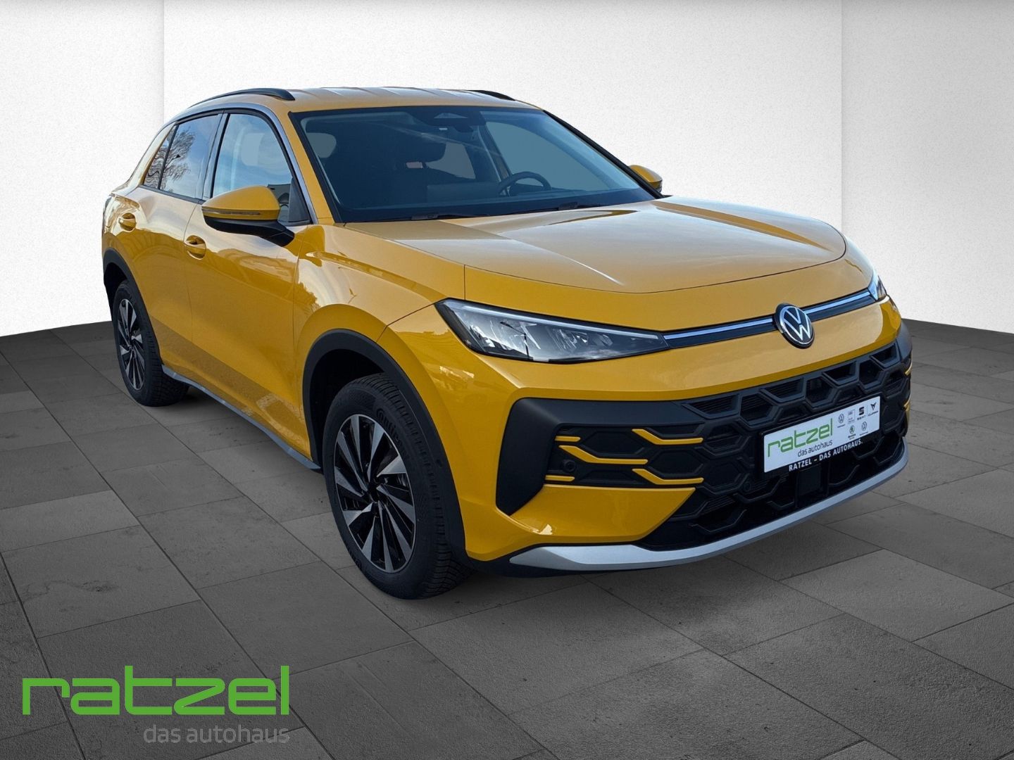 Fahrzeugabbildung Volkswagen T-Roc LIFE 1.5 eTSI Allwetter+Navi+SHZ+PDC