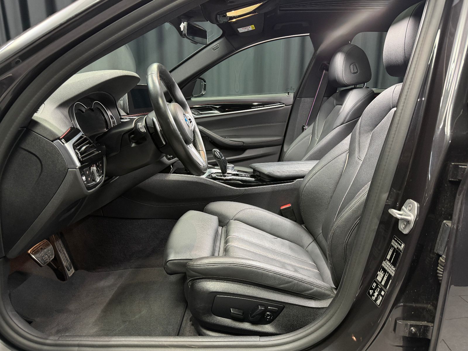 Fahrzeugabbildung BMW BMW 530i Lim xDrive M SPORT|HEAD-UP|360"|NAVI|