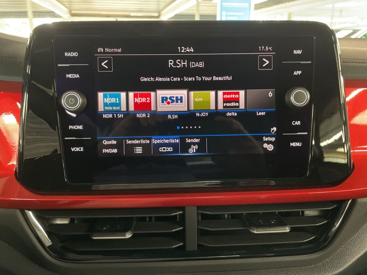 Fahrzeugabbildung Volkswagen T-Roc Cabriolet R-Line 1.5 TSI DSG Sportpaket Na