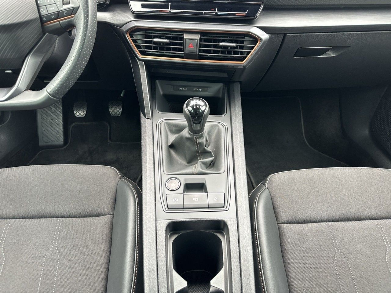 Fahrzeugabbildung CUPRA Leon 1.5 TSI 150 PS 6-Gang - mit KI generiert/bearbeitet