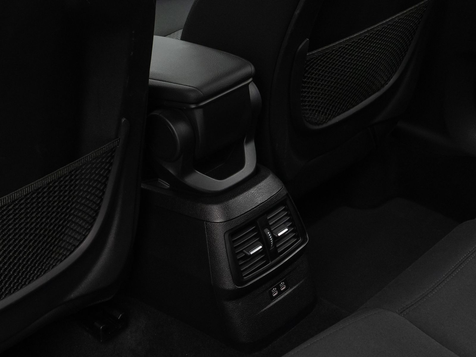 Fahrzeugabbildung BMW 218d Kamera Navi HiFi AHK LED Geschwindigkeitsre