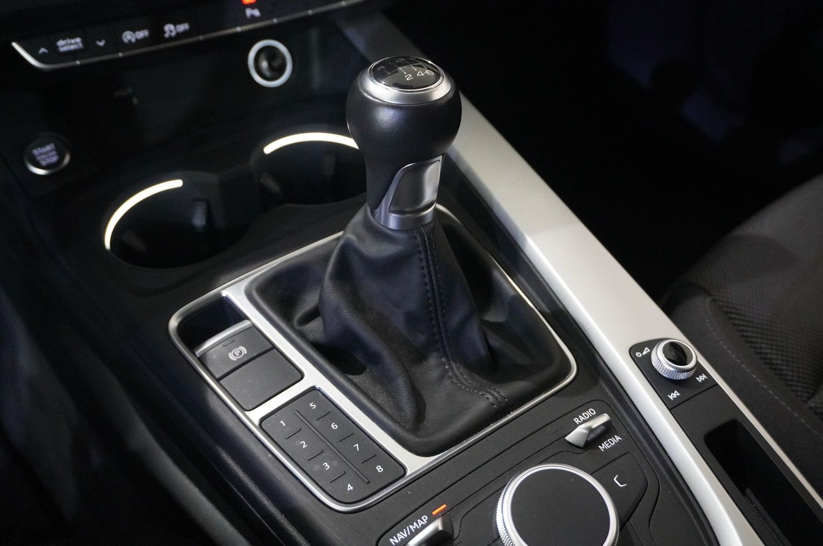 Fahrzeugabbildung Audi A4 Avant 2.0 TFSI ULTRA SPORT NAVI/LED/SHZ/PDC
