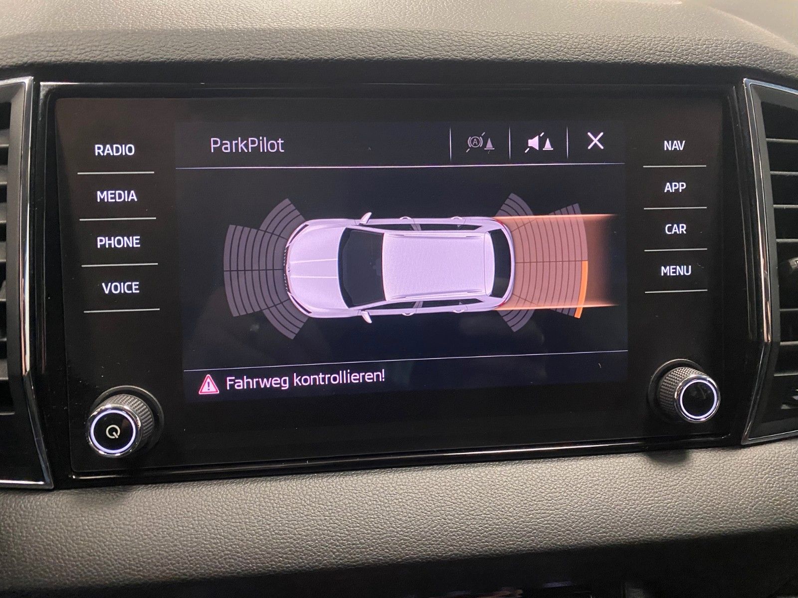 Fahrzeugabbildung SKODA Karoq 1.5 TSI Style+AHK schwenk+LED+NAVIGATION+