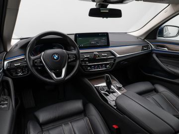 Fahrzeugabbildung BMW 520d xD Luxury Line Kamera HUD DAB HiFi DisplKey