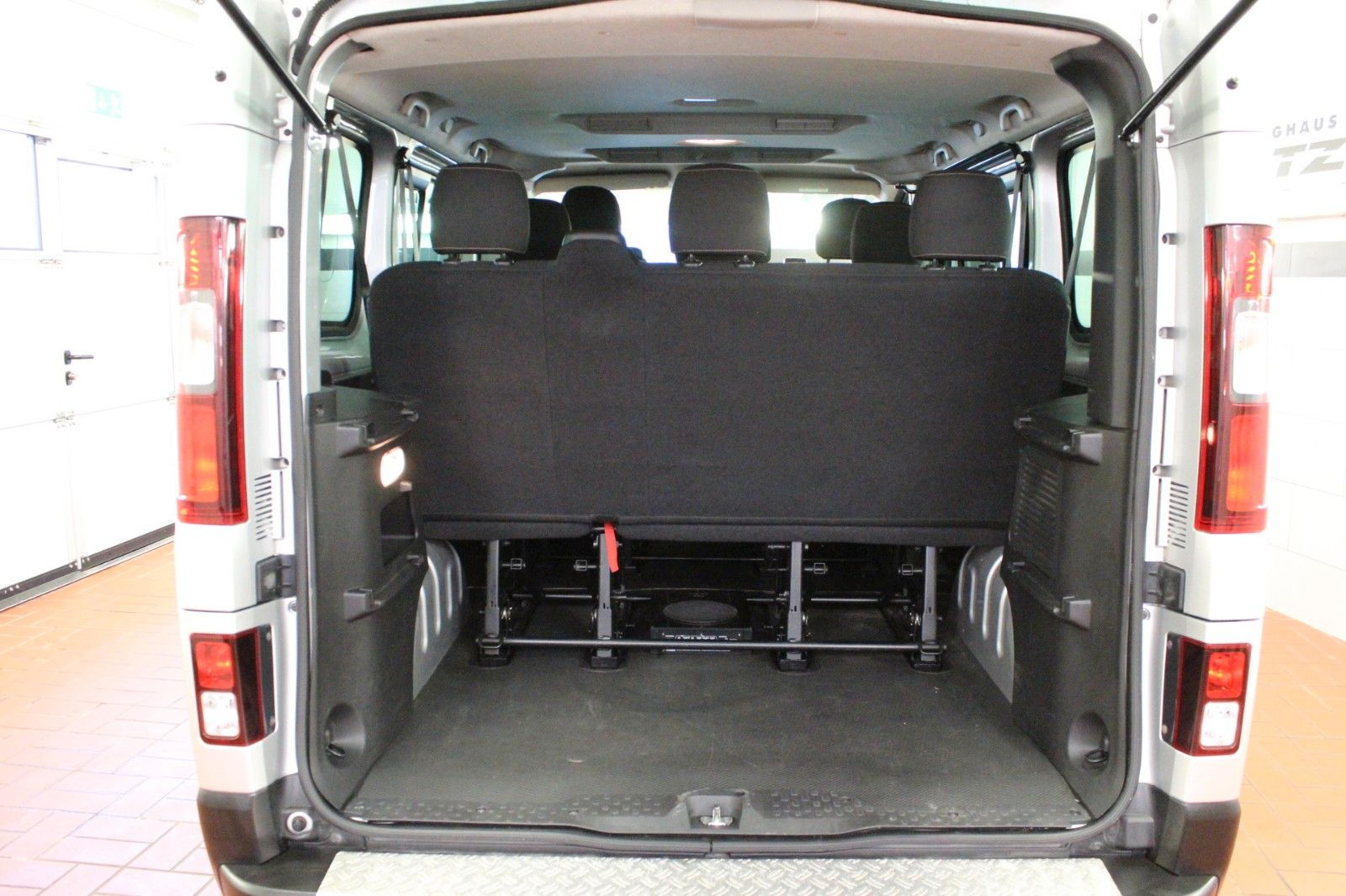 Fahrzeugabbildung Renault Trafic Combi dci 125 Expression*9-Sitzer*Navi*AH