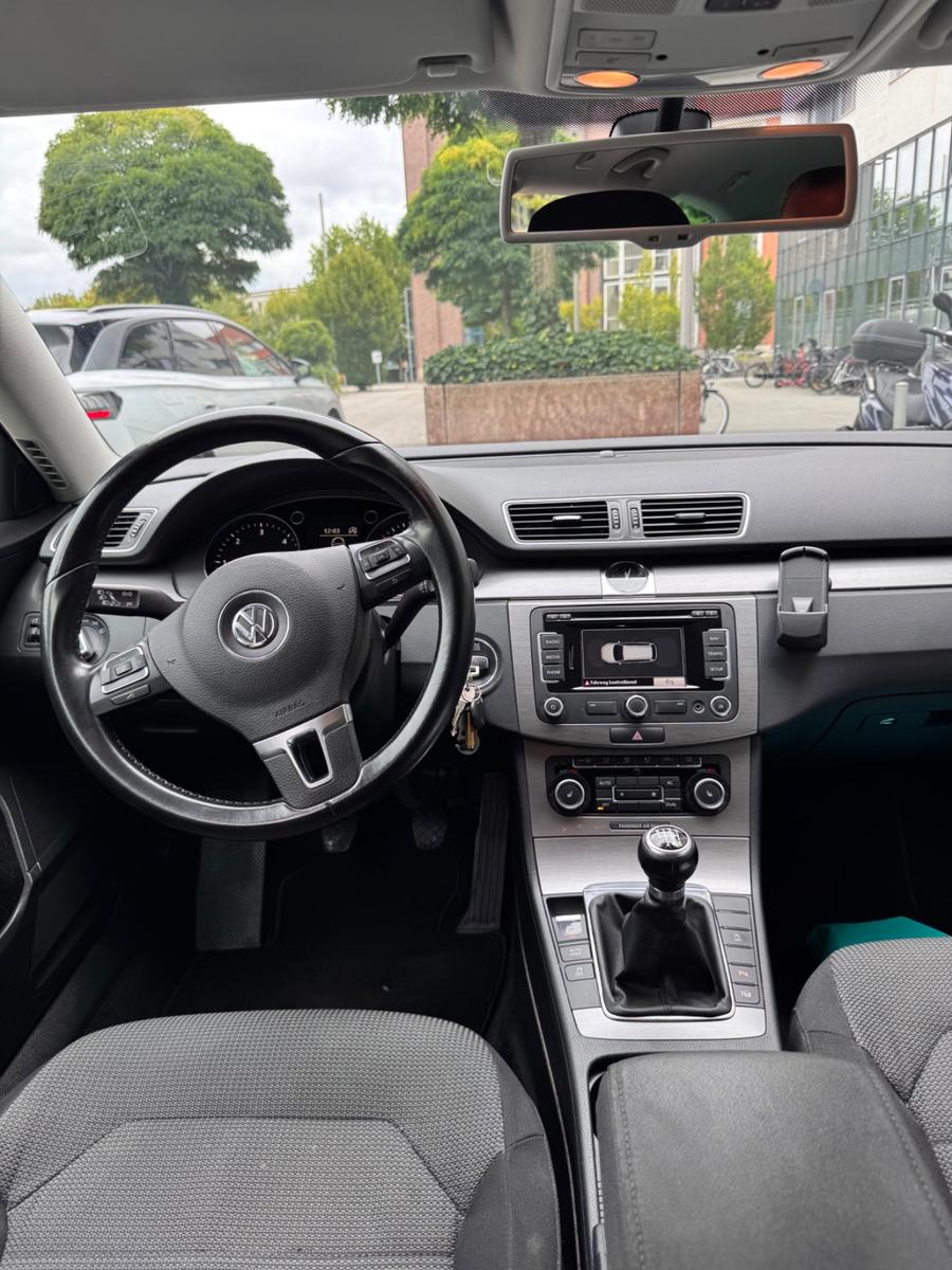 Volkswagen Passat 2011 — photo 8