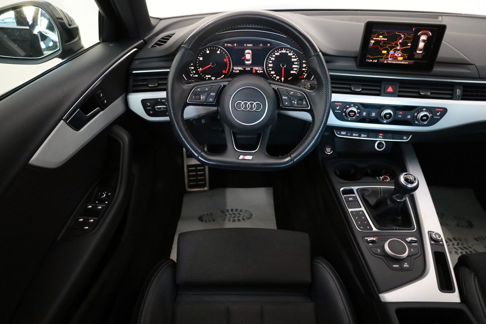 Fahrzeugabbildung Audi A4 Lim. quattro S Line T.Leder,Navi,Xenon,SH,PDC