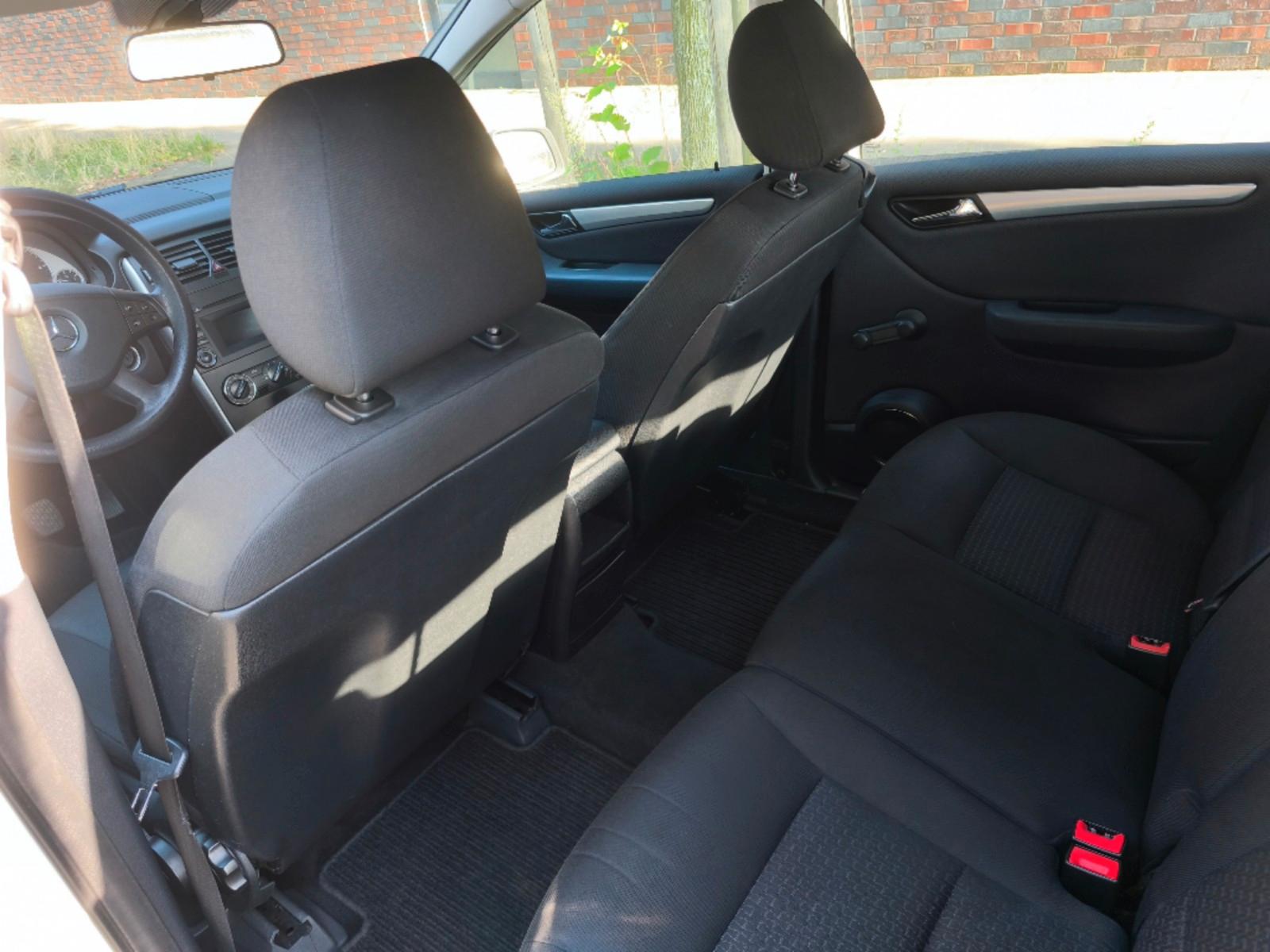Mercedes-Benz B180 2011 — photo 11