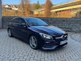 Mercedes-Benz 220 AMG Line  - blaue Mercedes-Benz 220