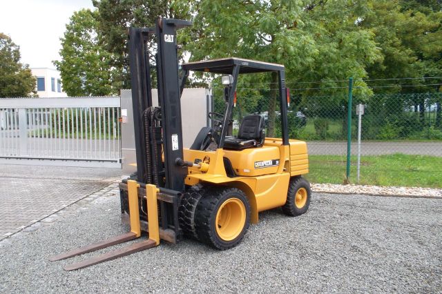 CAT DP30+Freihubmast+zwillingsbereift
