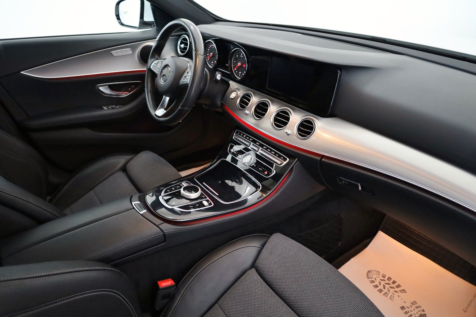 Fahrzeugabbildung Mercedes-Benz E 220d T T.Leder,Navi,LED,SD,Kamera,SH,PDC,SR+WR