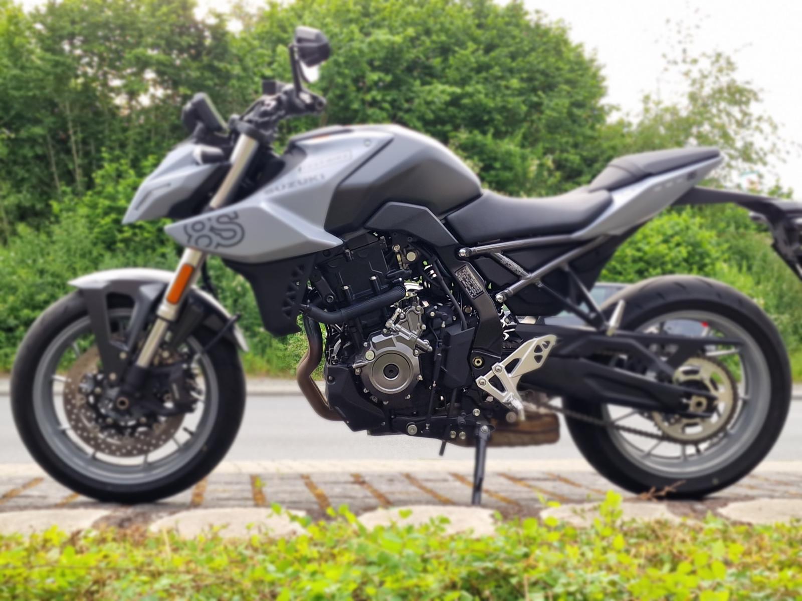 Suzuki GSX-S 8  grau
