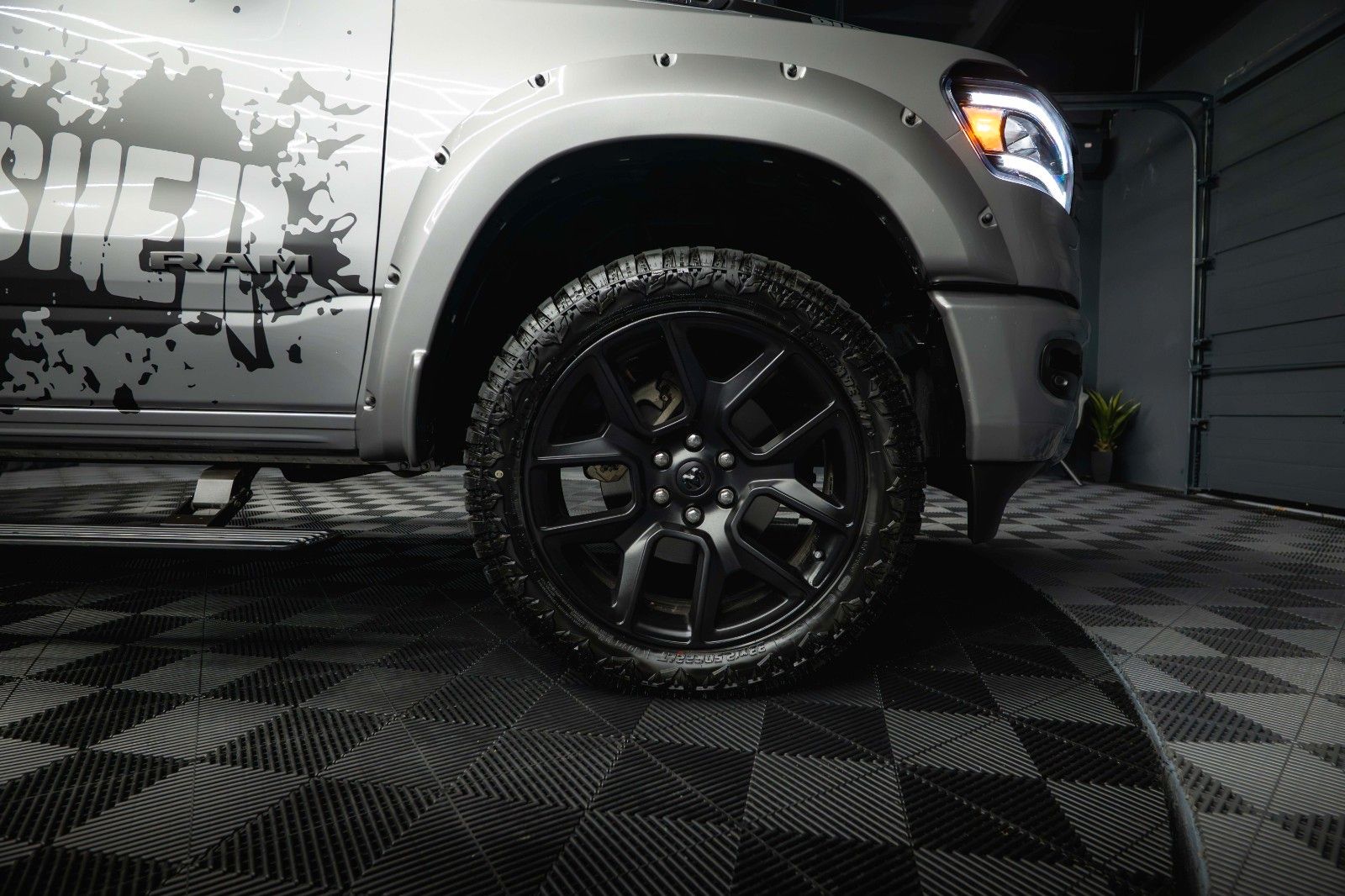 Fahrzeugabbildung Dodge RAM 5.7 V8 HEMI 4x4 LARAMIE PUNISHER *Pano*LED*