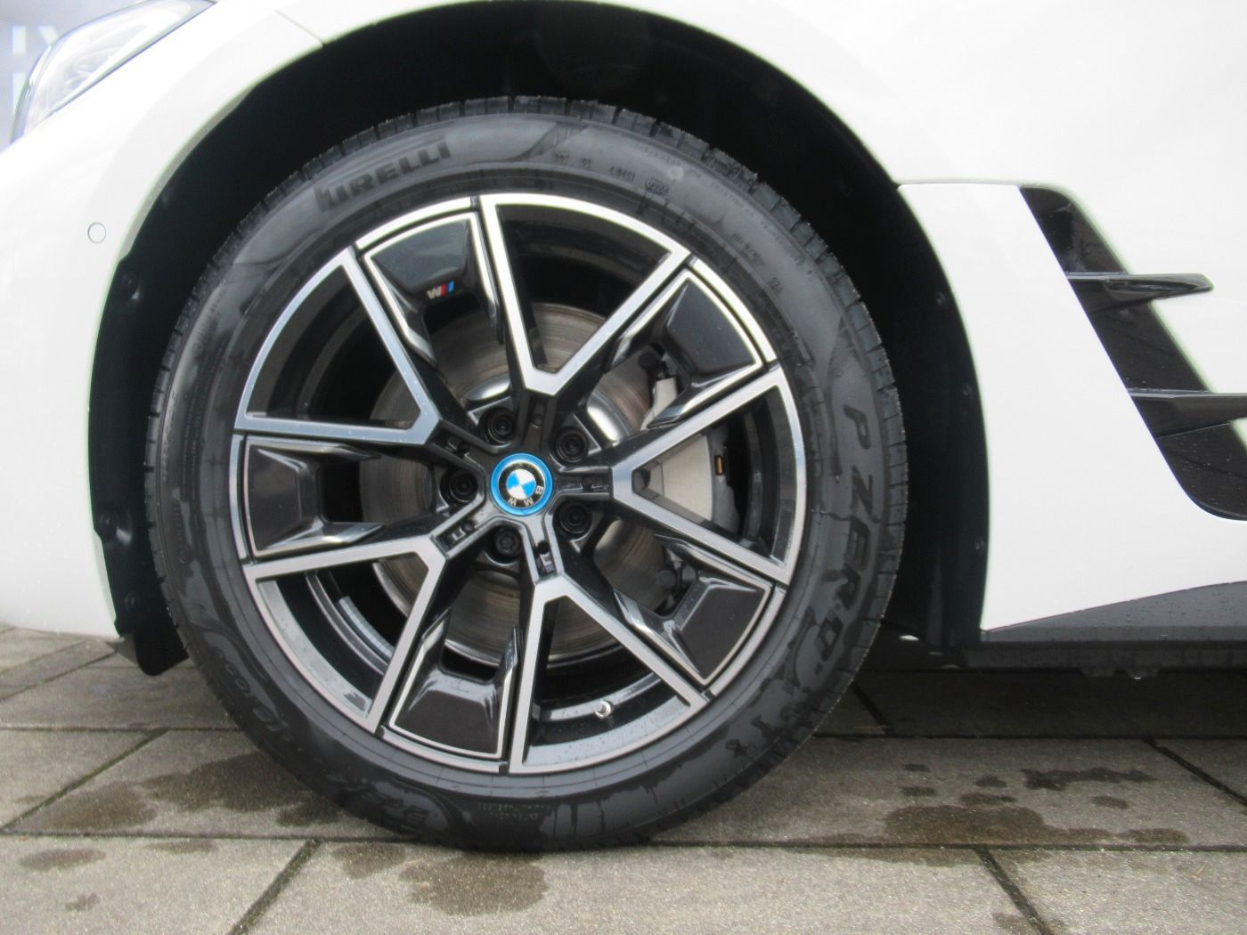 Fahrzeugabbildung BMW i4 eDrive35 M-Sportpaket AHK/DrivAssi/HiFi/RFK