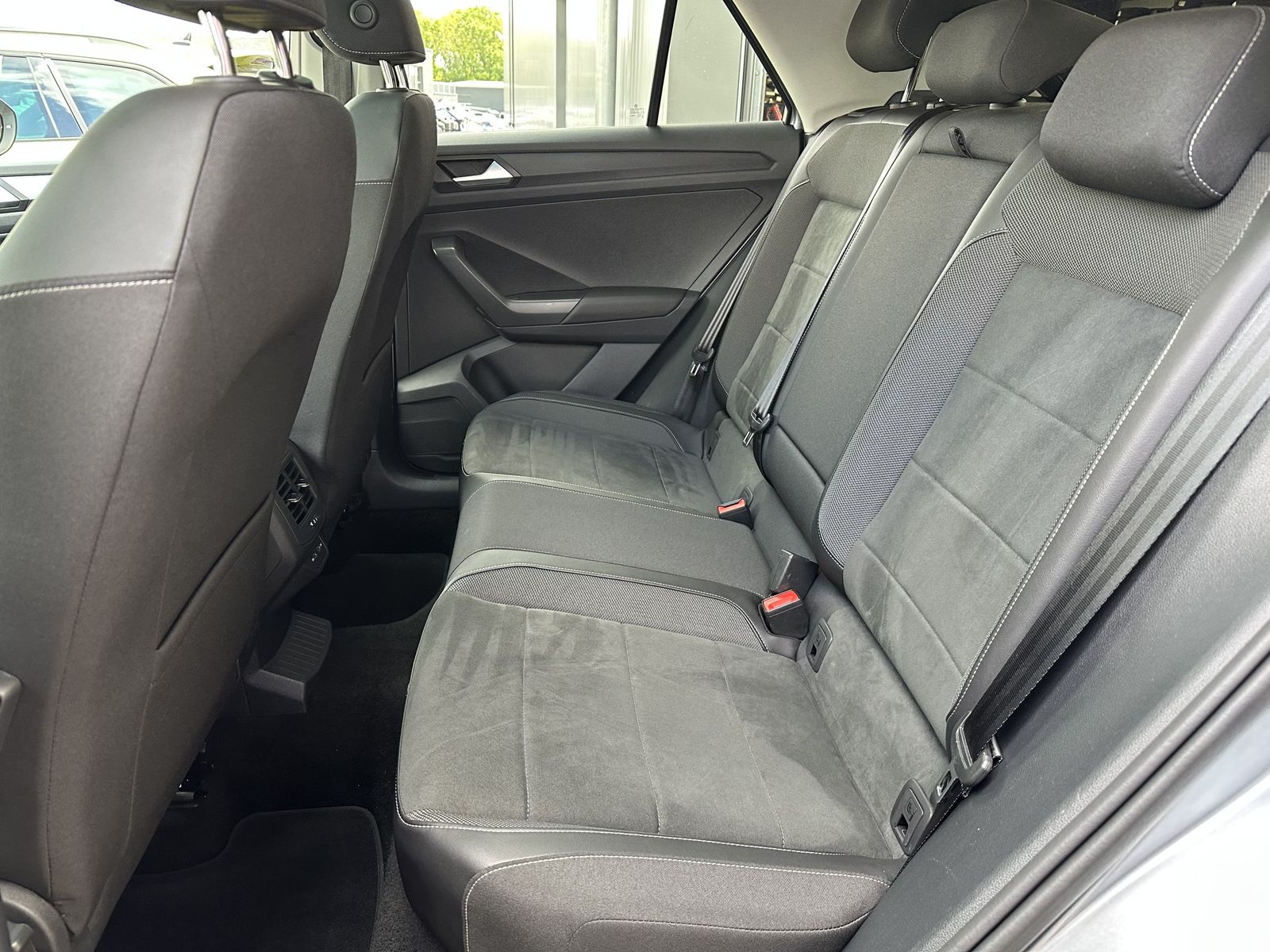 Fahrzeugabbildung Volkswagen T-Roc Sport 1.5 TSI DSG NAV+LED+PANO+18ZO+BEATS
