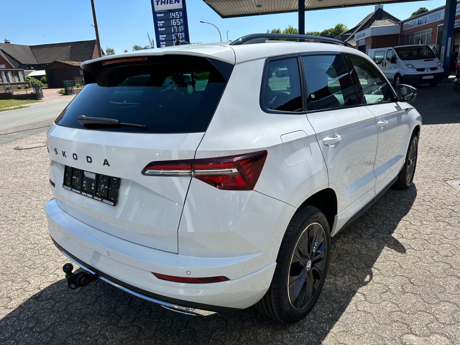 Fahrzeugabbildung SKODA Karoq 1.5 TSI Sportline DSG Pano/AHK/Navi/Matrix