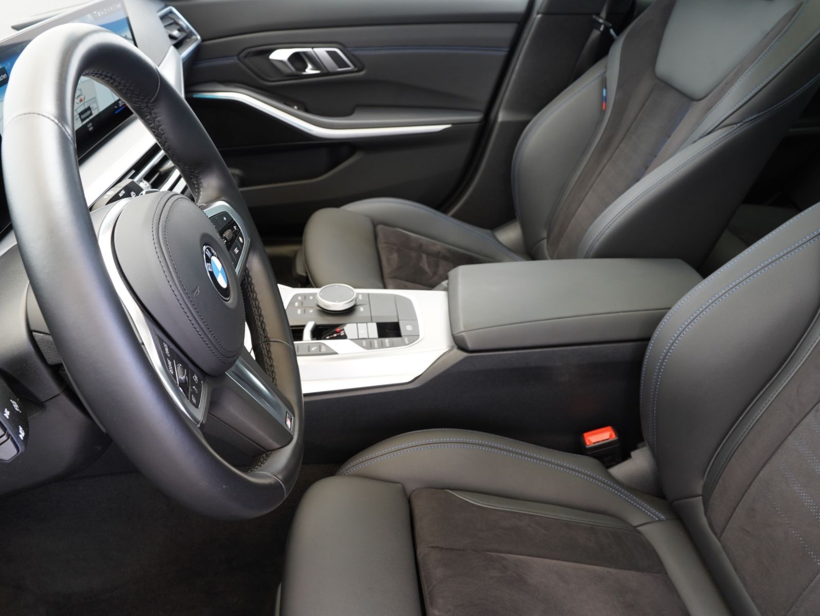 Fahrzeugabbildung BMW 320 i Touring M Sport SHADOW/WIDE/HEADUP/PANO