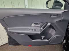 Fahrzeugabbildung Mercedes-Benz A 200d Style DCT Navi SiHz PDC RFK DAB MBUX