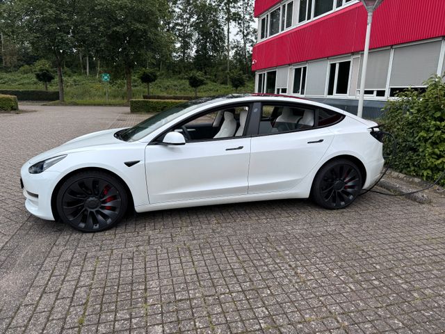 Tesla Model 3 Allradantrieb mit Dualmotor Performa...