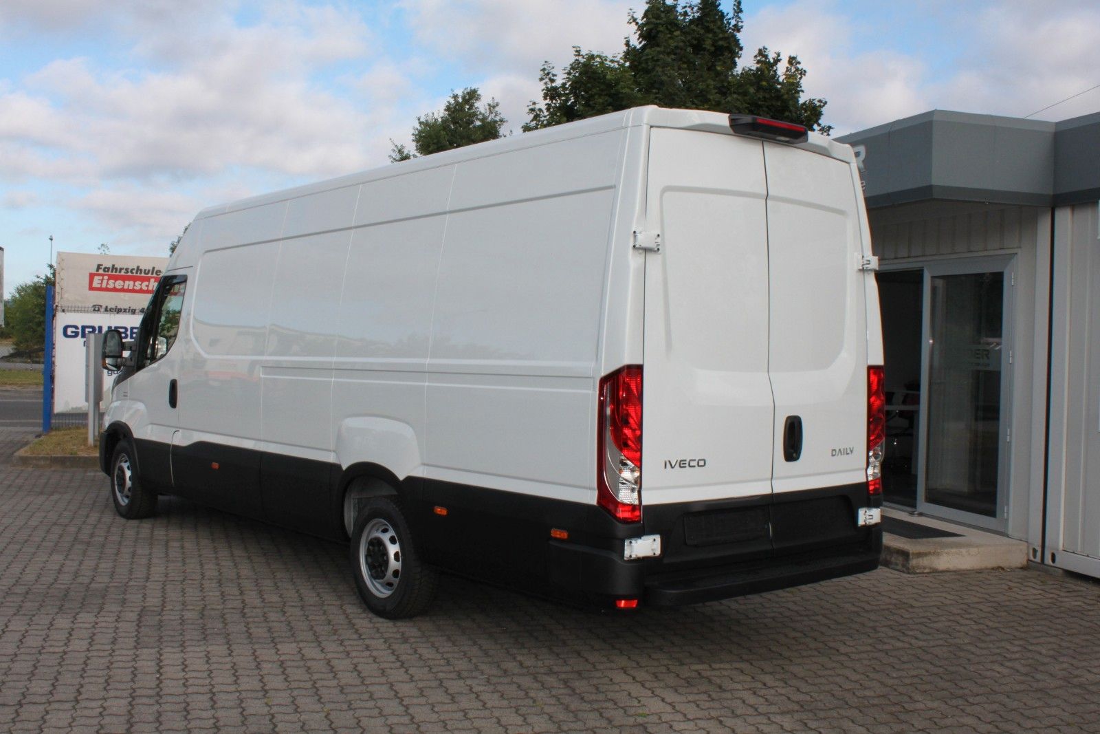 Fahrzeugabbildung Iveco Daily Kasten 35S16 Holzboden/Verkleidung/Airline