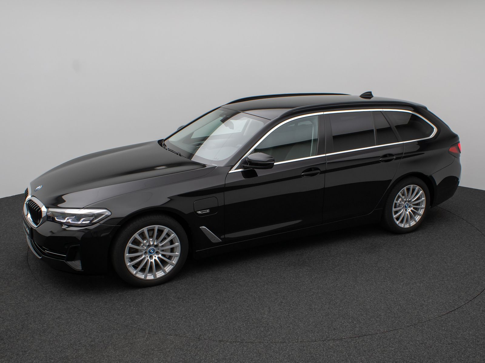 Fahrzeugabbildung BMW 530e Kamera DAB CockPitPro Sitzhzg Alarm LED