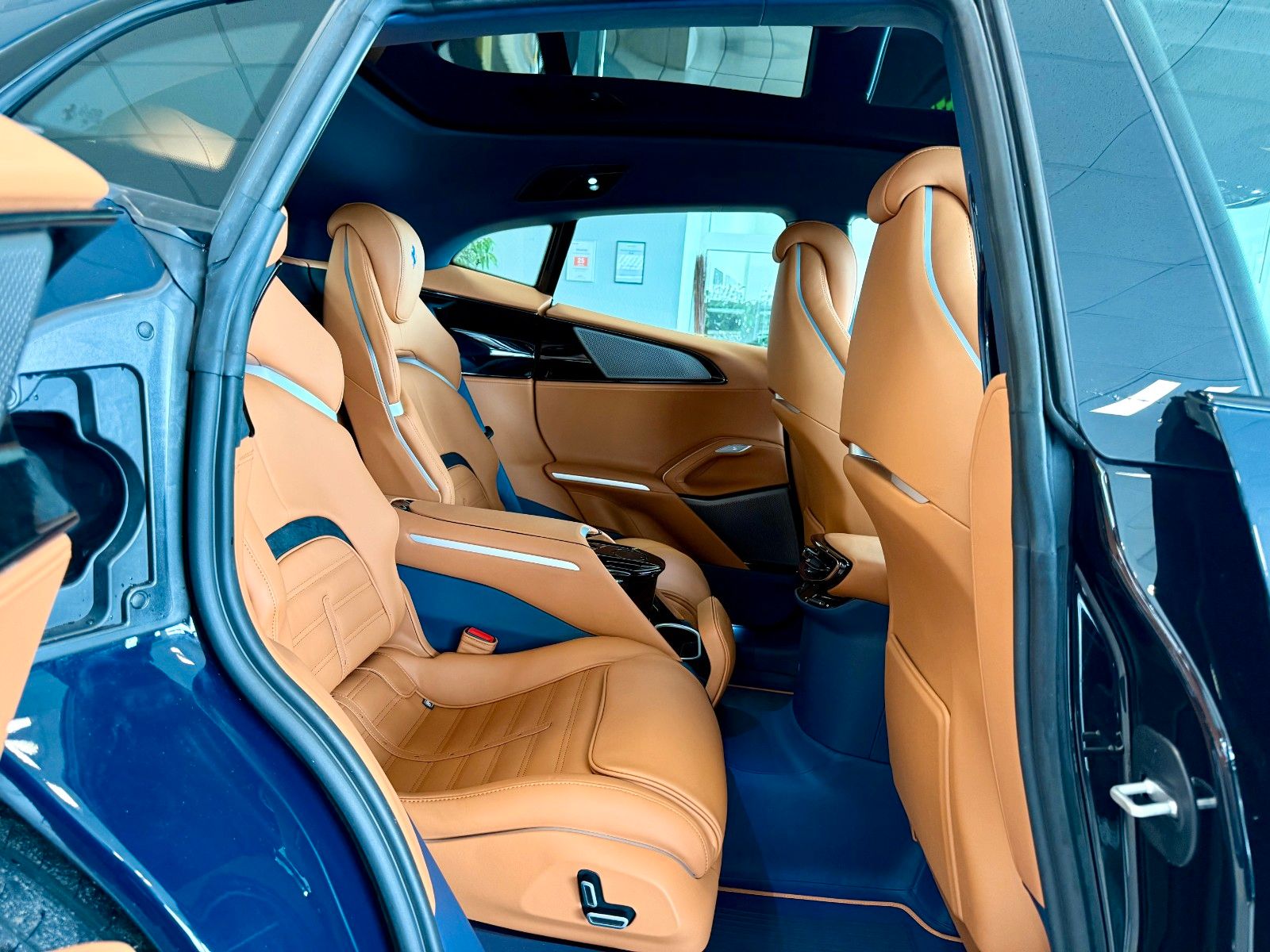 Fahrzeugabbildung Ferrari Purosangue Panorama/Carbon/Burmester/360/Matrix