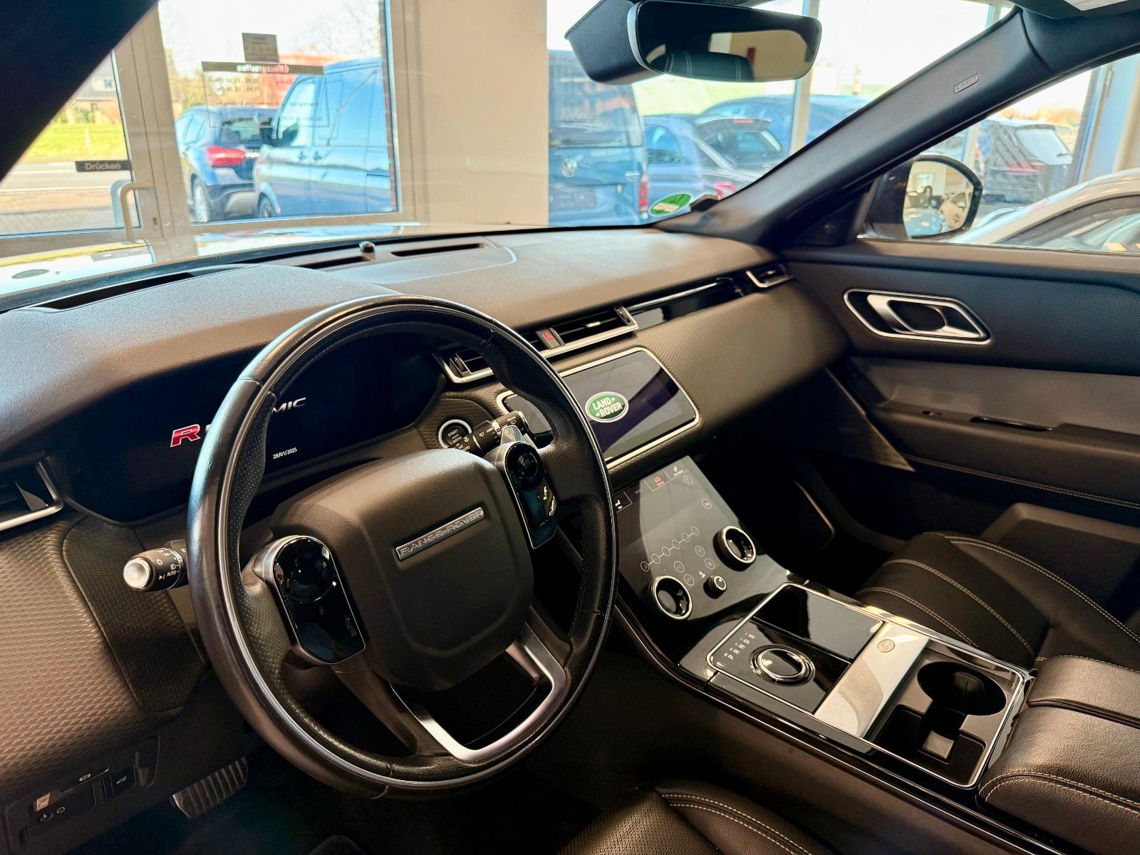 Fahrzeugabbildung Land Rover Range Rover Velar P250 R-Dynamic SE DesignPaket
