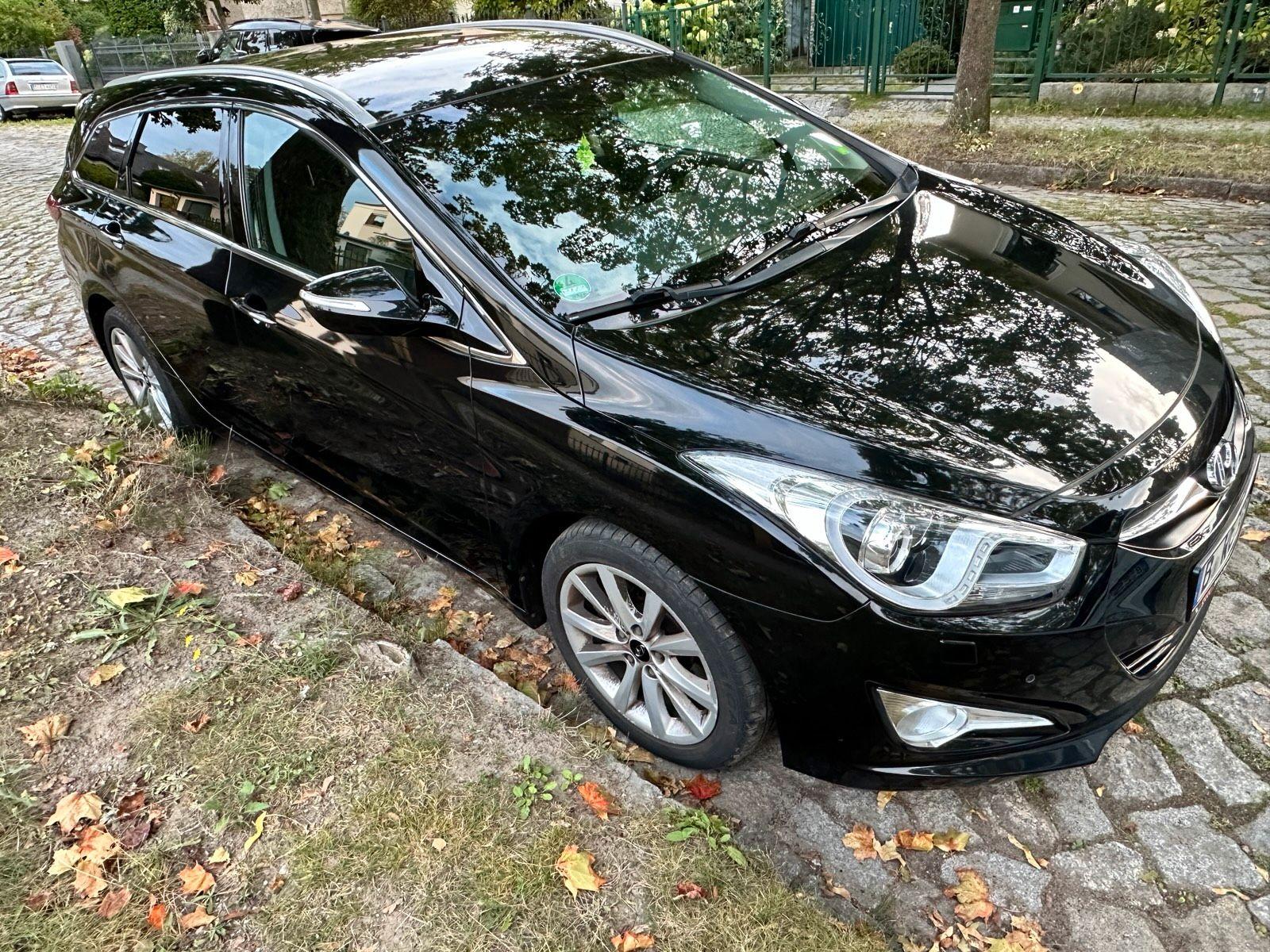 Hyundai i40 2012 — rear view