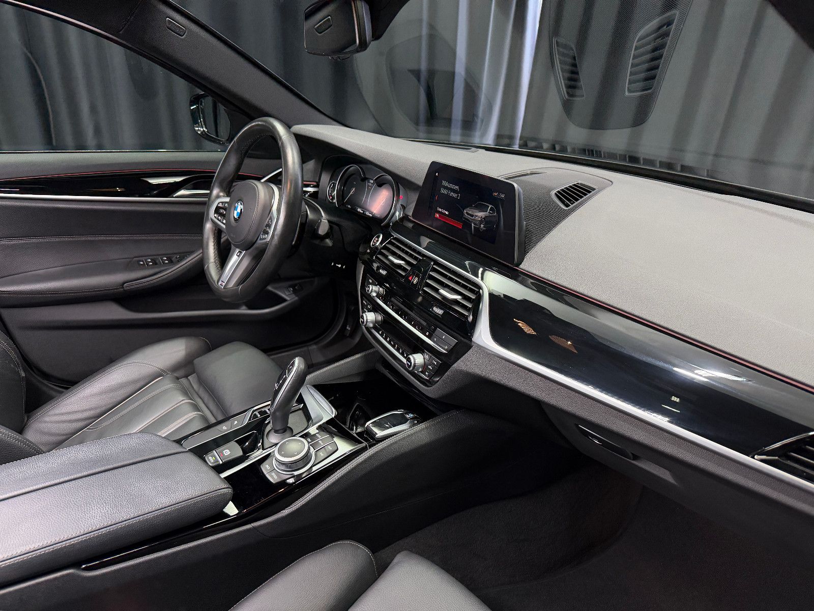 Fahrzeugabbildung BMW BMW 530i Lim xDrive M SPORT|HEAD-UP|360"|NAVI|