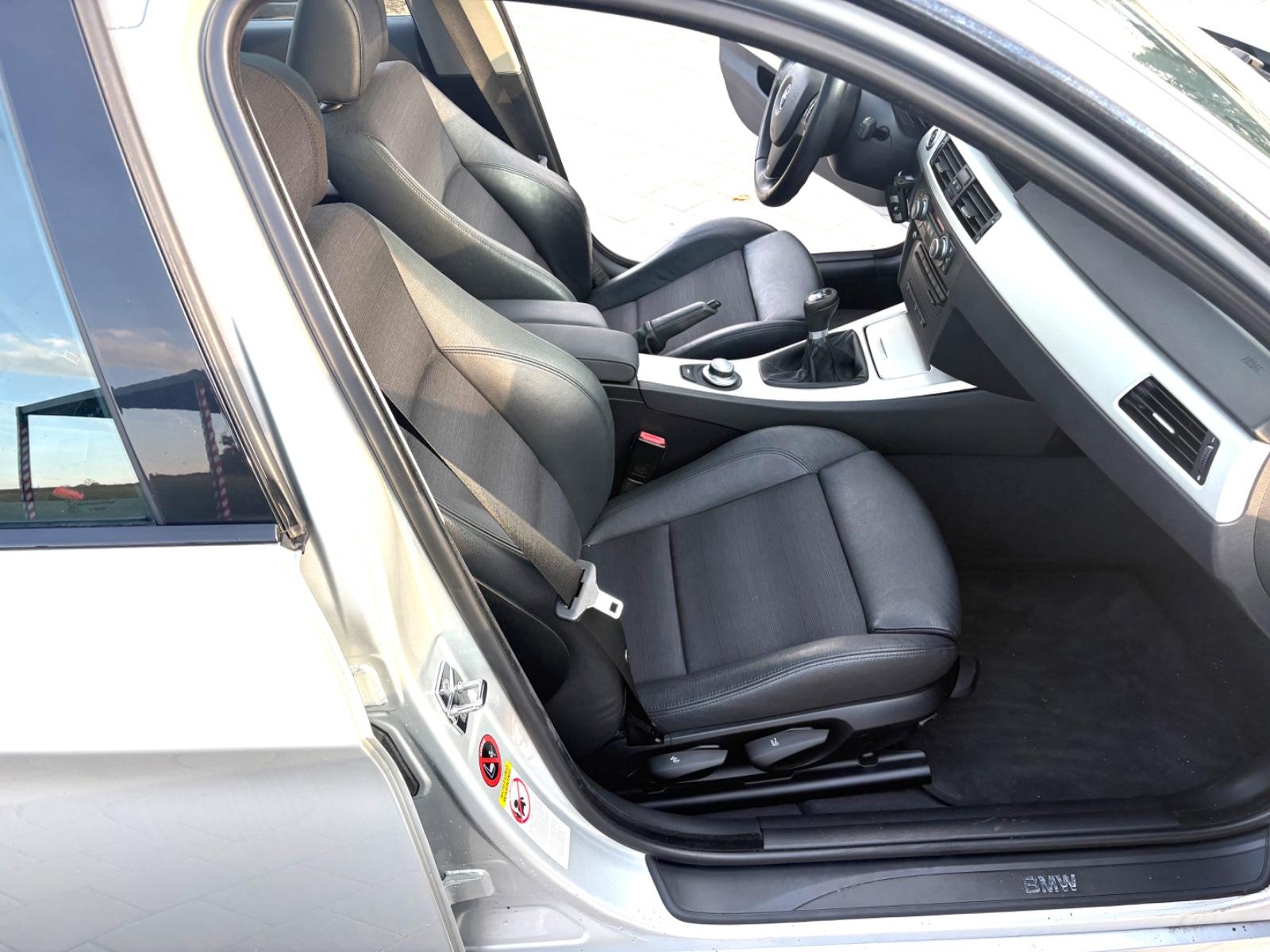 BMW 330xi Touring 272 ch 6 cylindres xDrive • Boîte manuelle 6 • Toit pano • GPS • Xénon • Radars AV/AR