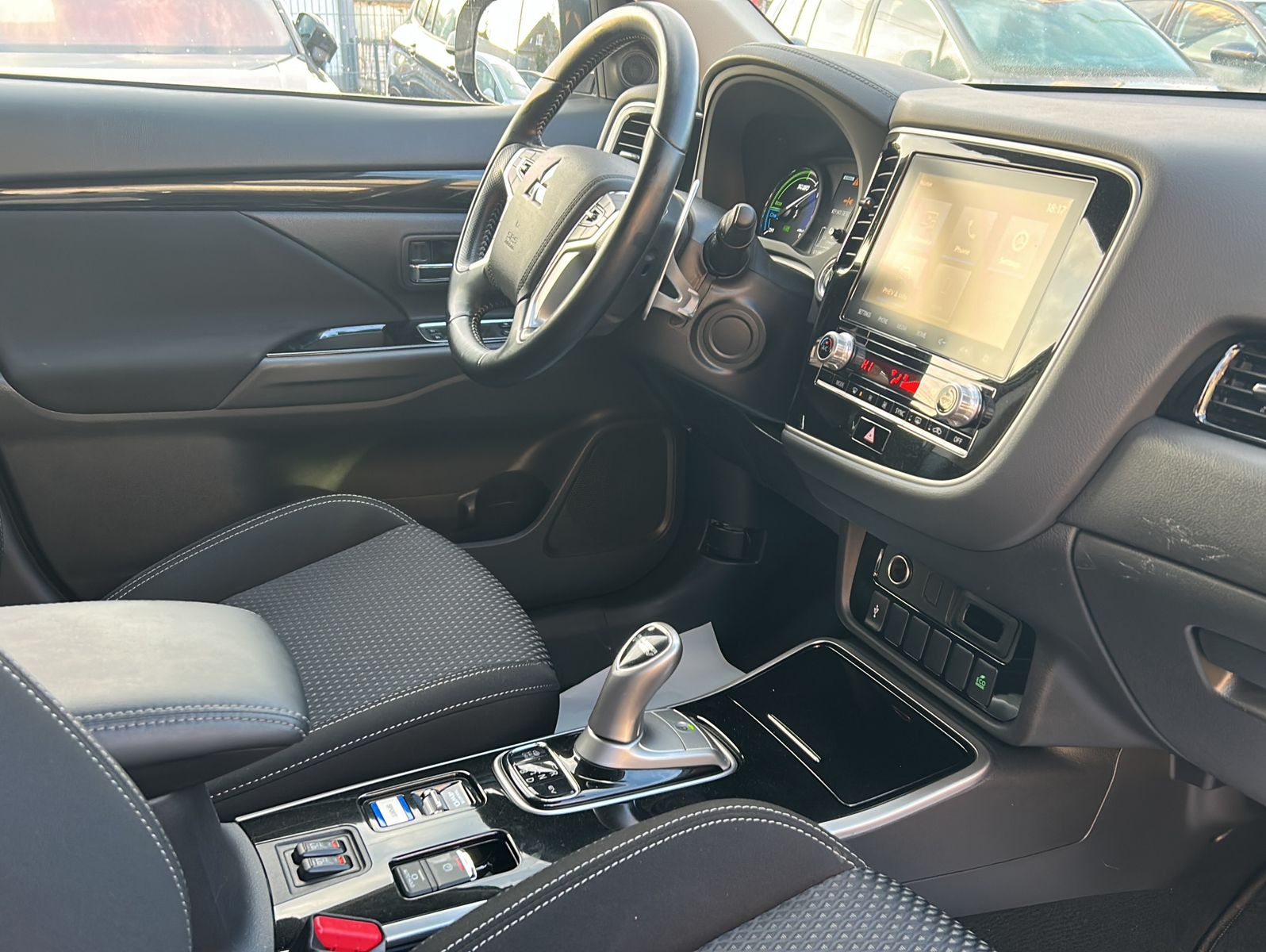 Fahrzeugabbildung Mitsubishi Outlander 2.4 Plug-In Hybrid