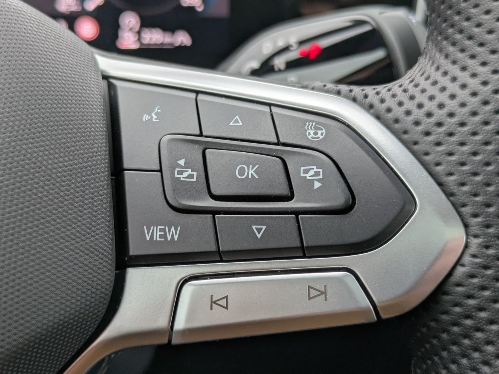 Fahrzeugabbildung Volkswagen Tiguan 2.0 TDI 4M R-Line PANO*H&K*AHK*MATRIX*20"