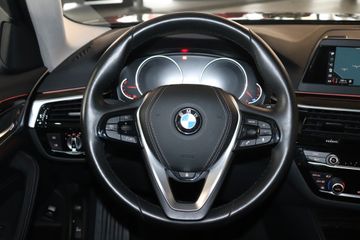 Fahrzeugabbildung BMW 530i xDrive T.Aut.Luxury Line-Navi-LED-Leder-