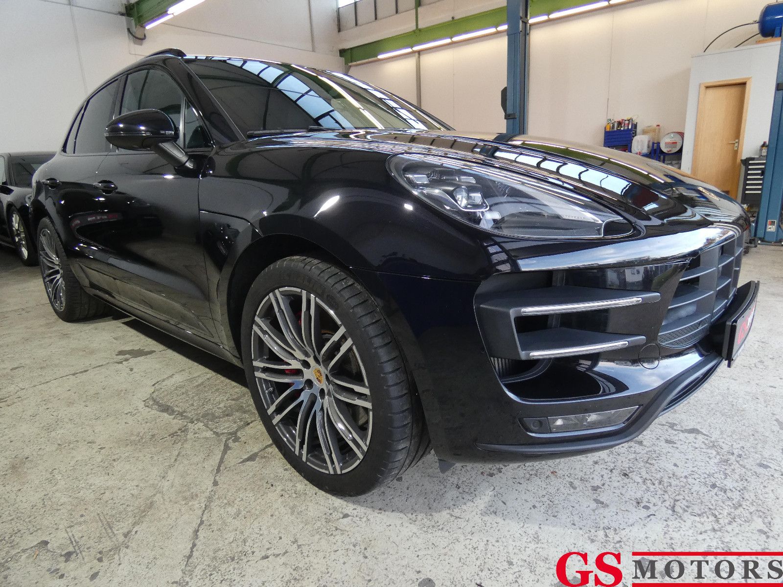 PORSCHE Macan